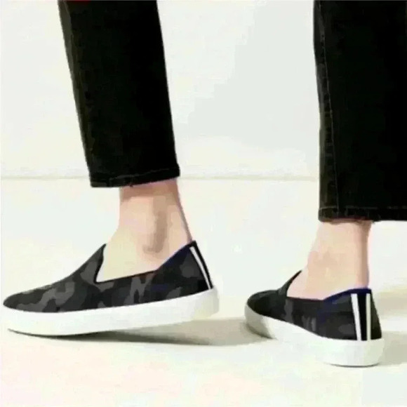 Rothy's " The Original Slip-On Sneaker" Gray Camo Women's Size 6.5 EUC! - Picture 3 of 14